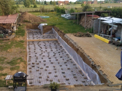 Voorbereiding van de betonvloer van de zwemvijver. 